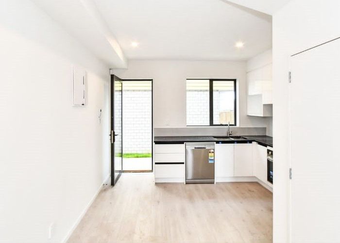  at 2/3226 Great North Road, New Lynn, Waitakere City, Auckland