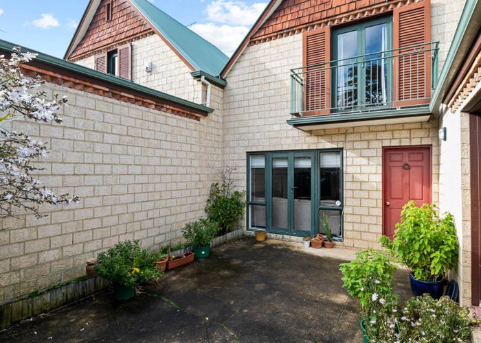  at 2/52 Taharoto Road, Takapuna, Auckland