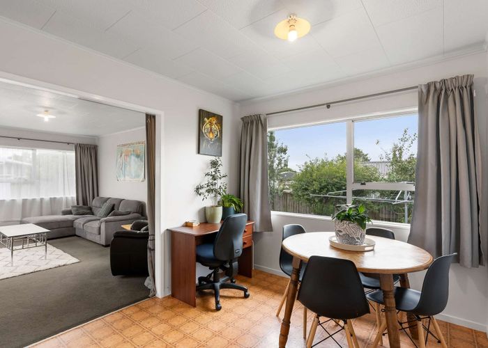  at 5 De Bloge Place, Manukau, Manukau City, Auckland
