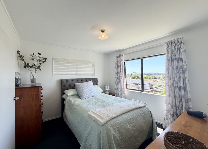  at 2/8 Sevilla Place, Unsworth Heights, North Shore City, Auckland