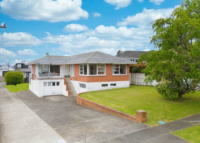  at 5 Heath Avenue, Northcote, Auckland