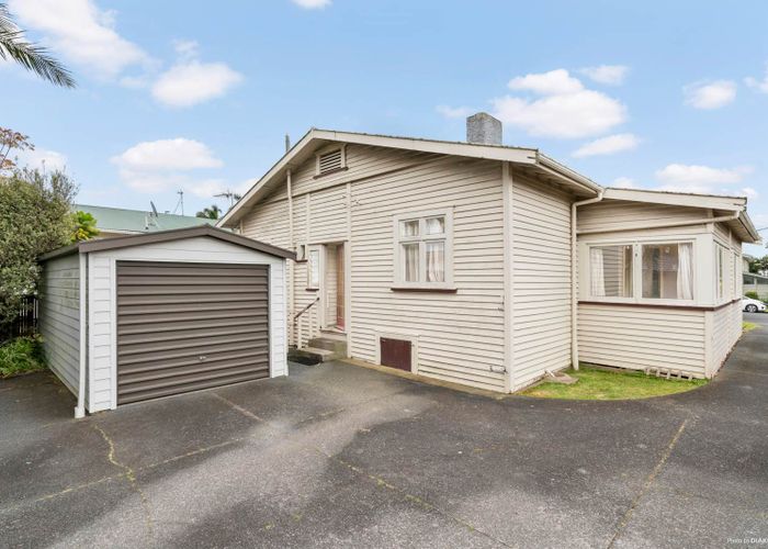  at 8 Alberta Street, Point Chevalier, Auckland