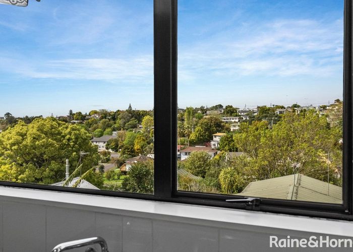  at 2/35 Topliss Drive, Northcross, Auckland