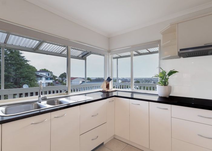  at 16 McCahill Views, Botany Downs, Manukau City, Auckland