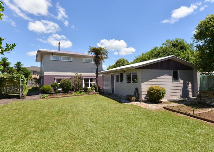  at 38 Deanwell Avenue, Deanwell, Hamilton