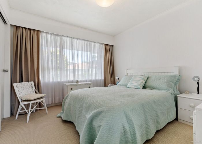  at 2/5 Pine Ridge Tce, Hauraki, North Shore City, Auckland