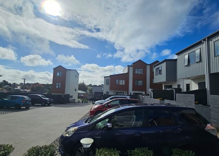  at 9/6 Kereru Street, Henderson, Auckland