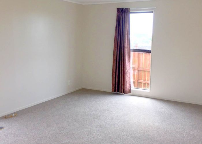  at 2/16 Secretariat Place, Randwick Park, Auckland