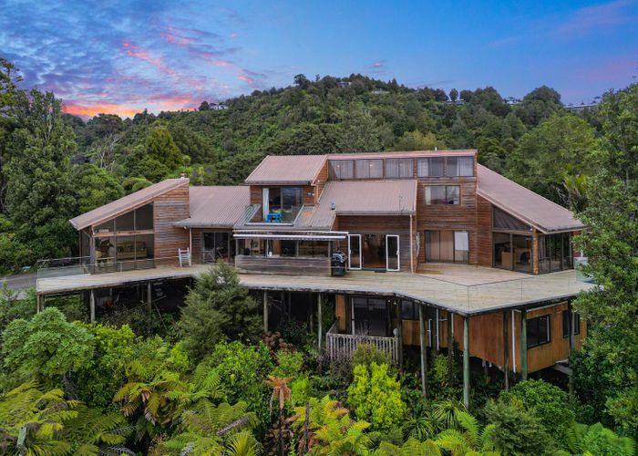  at 922 West Coast Road, Waiatarua, Auckland