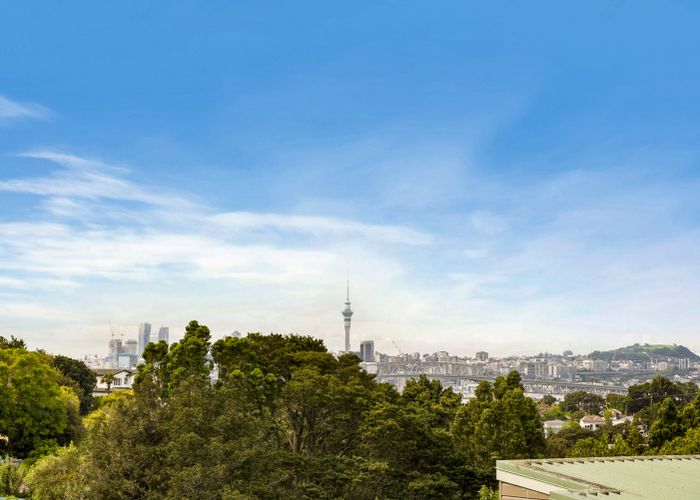 at 2/158 Onewa Road, Northcote, Auckland