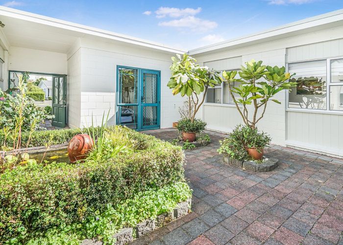  at 24 Bernard Street, Chedworth, Hamilton