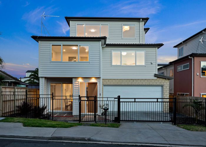  at 5 Gladfield Lane, Te Atatu Peninsula, Auckland