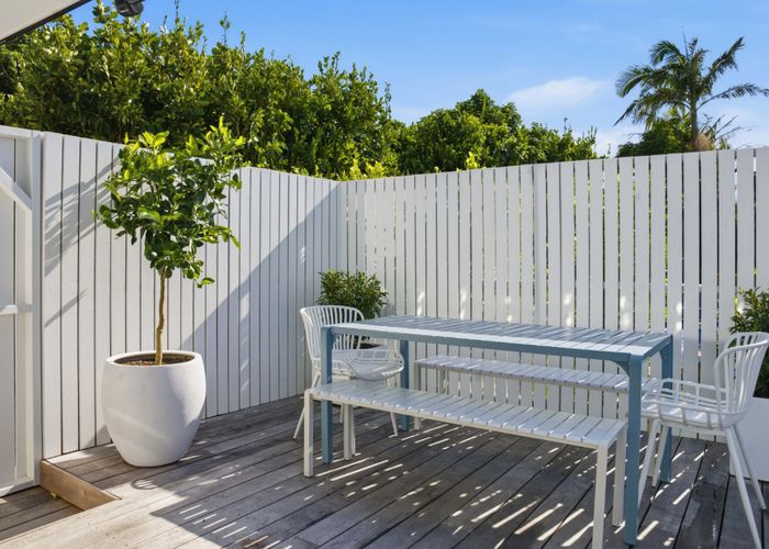  at 2/11 Seaview Road, Castor Bay, North Shore City, Auckland