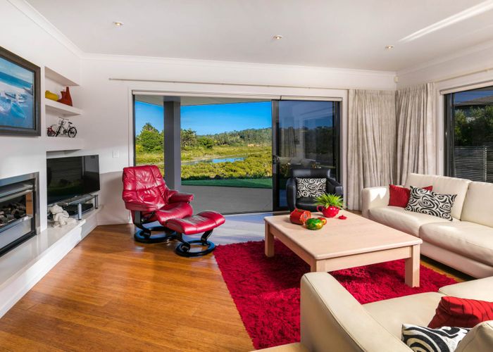  at 39 Schopolo Place, Schnapper Rock, Auckland
