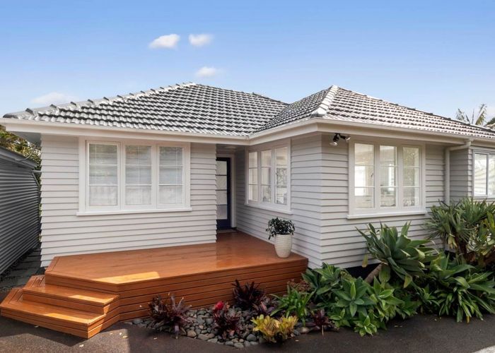  at 13 Cliff View Drive, Green Bay, Auckland