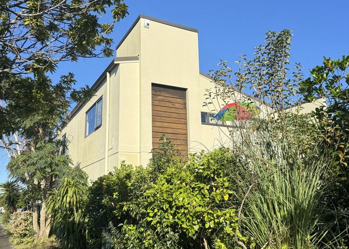  at 2 Els Close, Golflands, Manukau City, Auckland