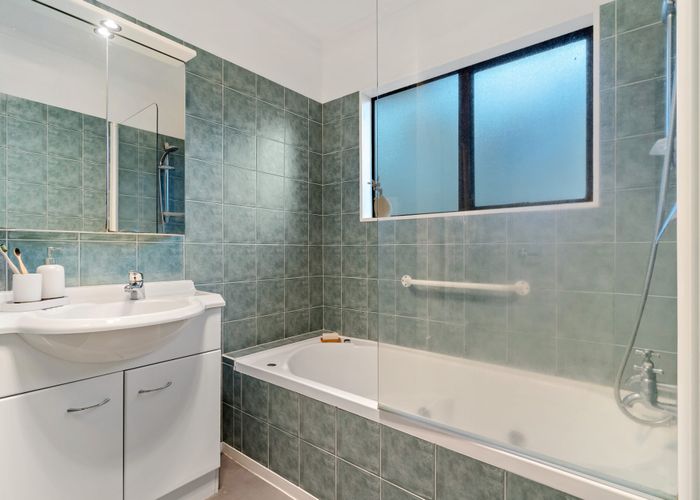  at 2/7 Eskdale Road, Birkdale, North Shore City, Auckland