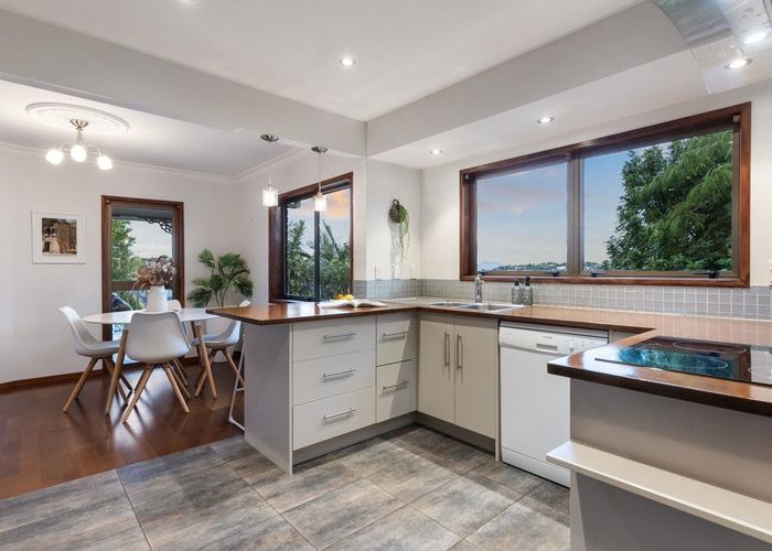  at 2/15 Hythe Terrace, Mairangi Bay, Auckland