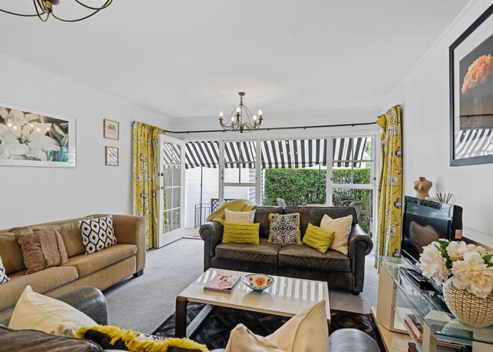  at 2/98 Office Road, Merivale, Christchurch City, Canterbury