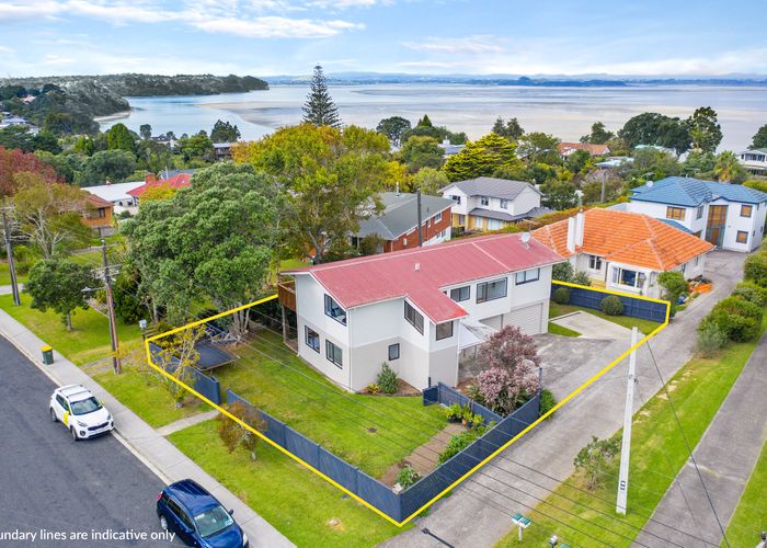  at 1/158 Cliff View Drive, Green Bay, Auckland