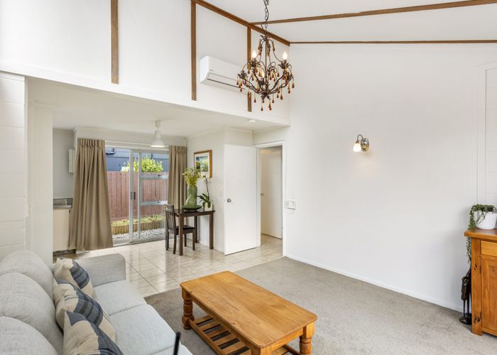  at 4/37 Grotto Street, Te Papapa, Auckland