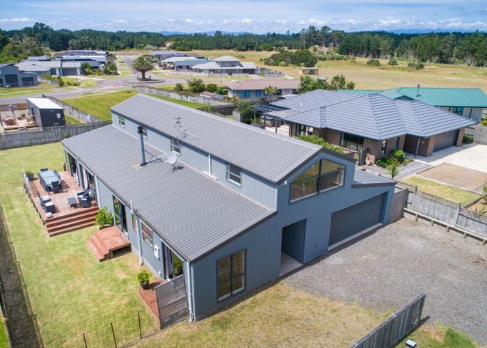  at 35 Barling Street, Himatangi Beach
