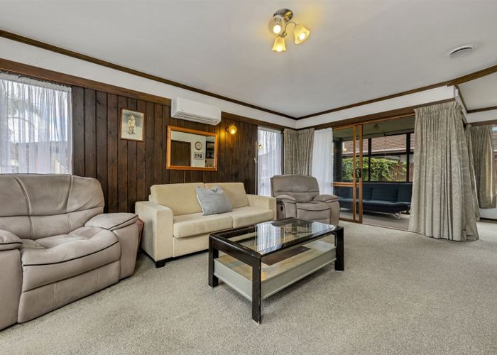  at 2/133 Parrs Cross Road, Glen Eden, Auckland