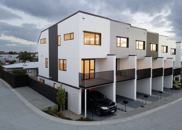  at 3 Bed/30 Kanapa Road, Northcross, North Shore City, Auckland