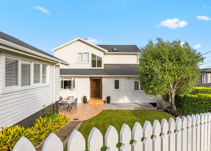  at 15 Seaview Road, Castor Bay, North Shore City, Auckland