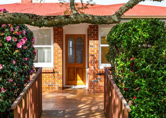  at 32 Valley View Road, Glenfield, North Shore City, Auckland