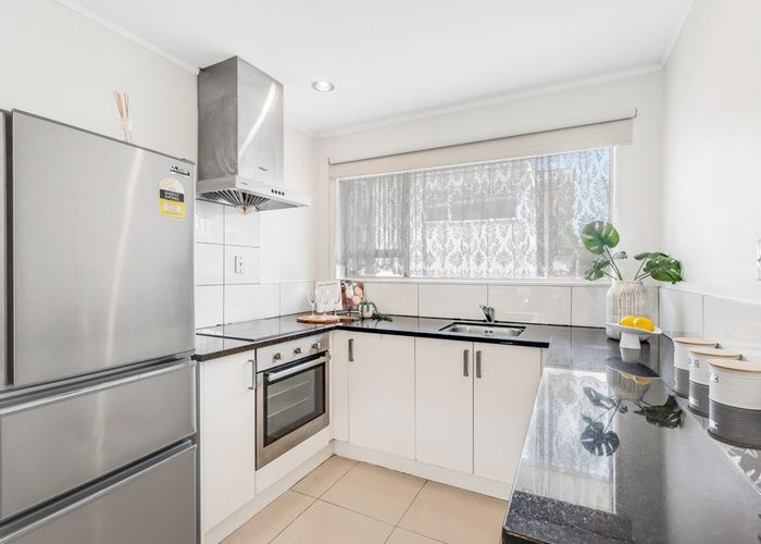  at 2/38 Ballater Place, Highland Park, Manukau City, Auckland