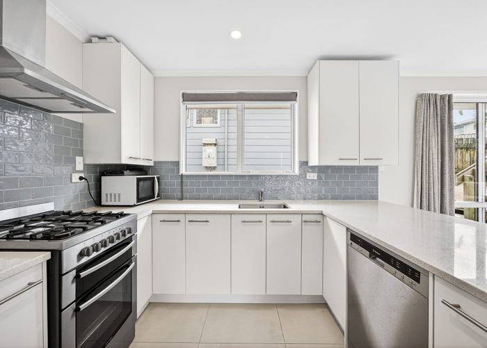  at 6A Magdalen Place, West Harbour, Waitakere City, Auckland