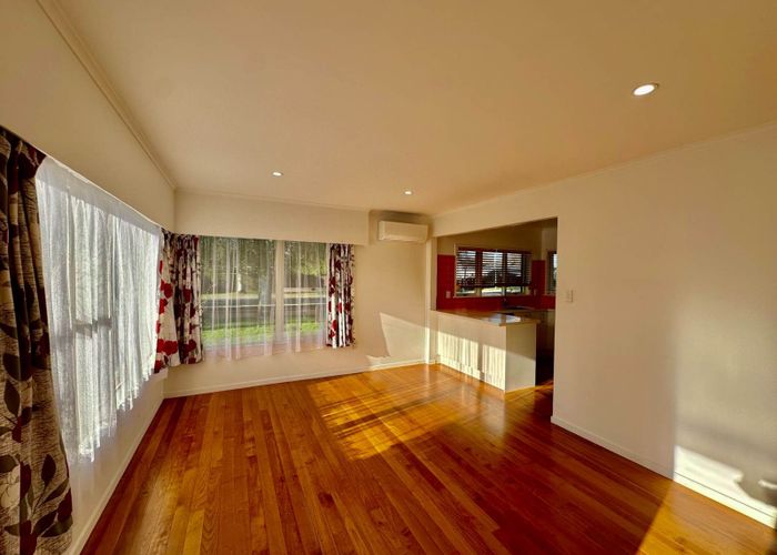  at 1/6 Chartwell Avenue, Glenfield, North Shore City, Auckland