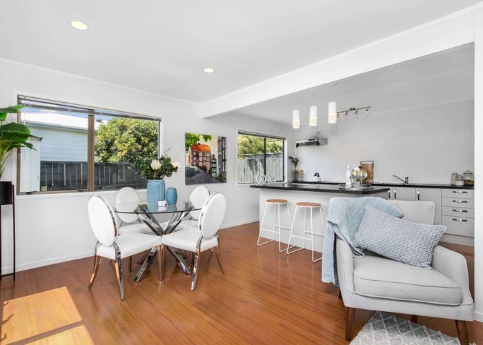  at 2/327 Bucklands Beach Road, Bucklands Beach, Manukau City, Auckland