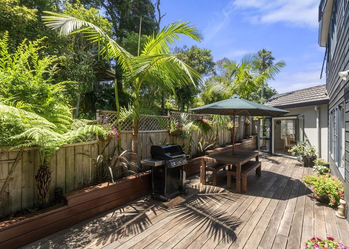  at 1/27 Holdaway Avenue, Northcote, Auckland