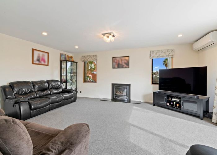  at 15 Mandeville Place, Unsworth Heights, North Shore City, Auckland