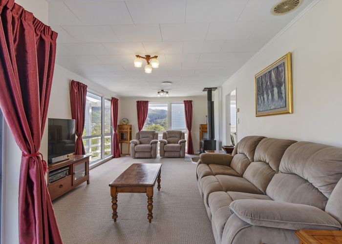  at 24 Bartlett Grove, Tawa, Wellington