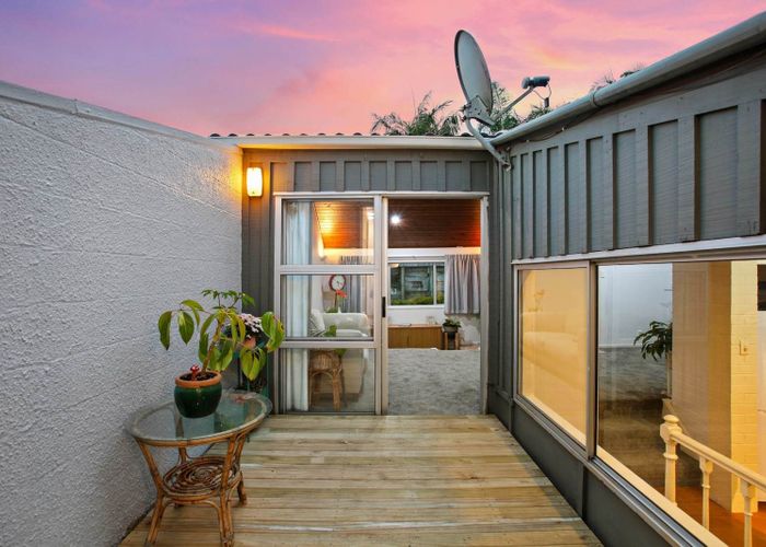  at 2/21 Howard Road, Northcote, North Shore City, Auckland