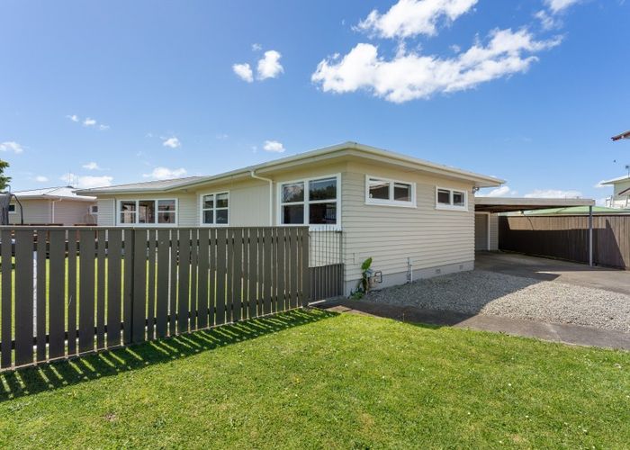  at 8 Essex Place, Milson, Palmerston North