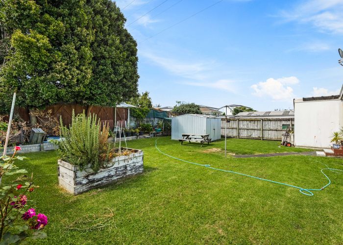  at 2/13 Paton Avenue, Te Atatu South, Waitakere City, Auckland