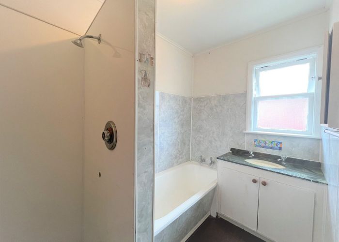  at 84 Roberts Road, Te Atatu South, Waitakere City, Auckland