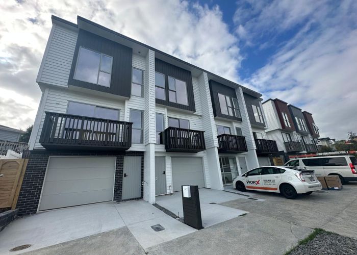  at 33 Lawson Creek Road, Massey, Waitakere City, Auckland