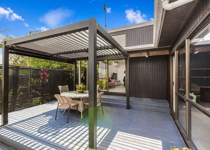  at 2/8 Gregg Place, Sunnyvale, Auckland
