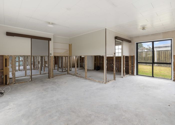  at 2 Staverton Crescent, Mangere, Auckland