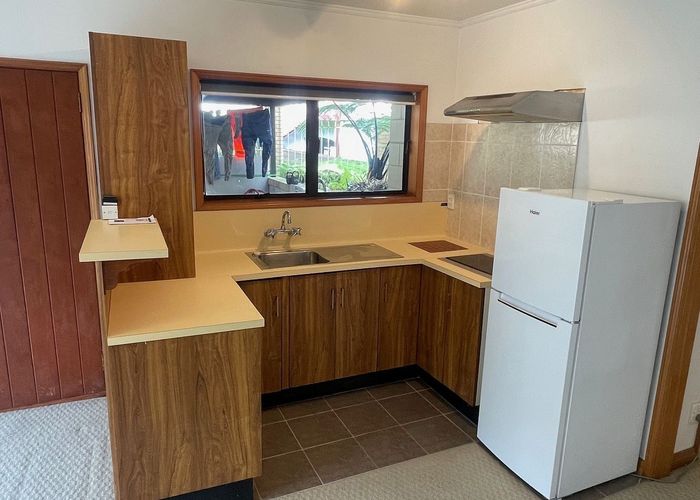  at 8 Francis Curtis Avenue, Blockhouse Bay, Auckland