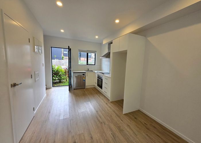  at 5 Eileen Newey Place, Henderson, Waitakere City, Auckland