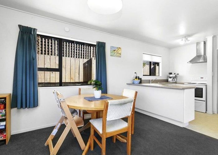  at 2/4 Dowse Drive, Maungaraki, Lower Hutt