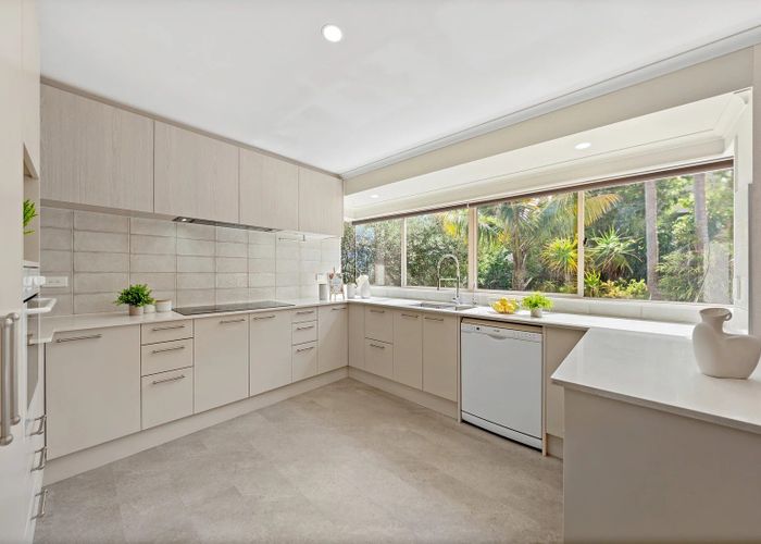  at 8 Landvale Court, Browns Bay, North Shore City, Auckland