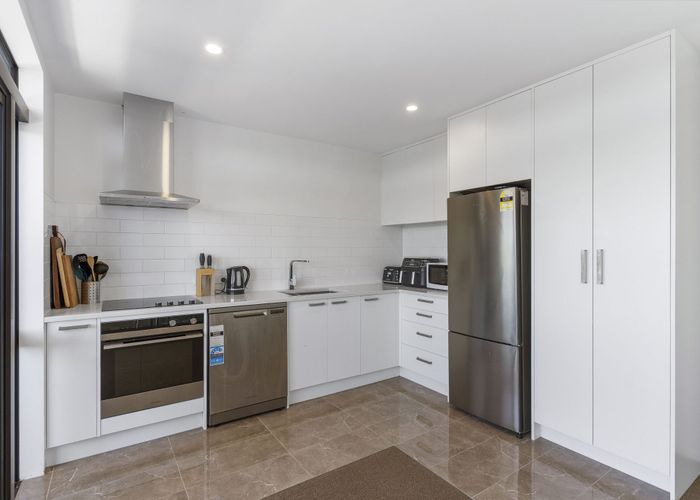  at 2/15 Chivalry Road, Glenfield, North Shore City, Auckland