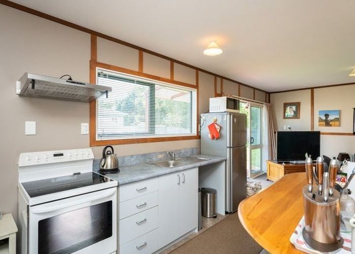  at 6 Mavis Avenue, Waikawa Beach, Levin